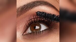 What Causes Mascara Clumping