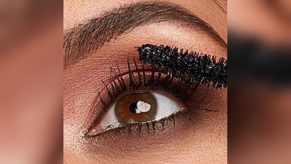 What Causes Mascara Clumping