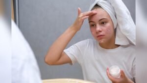 Why My Face Burns When Applying Moisturizer