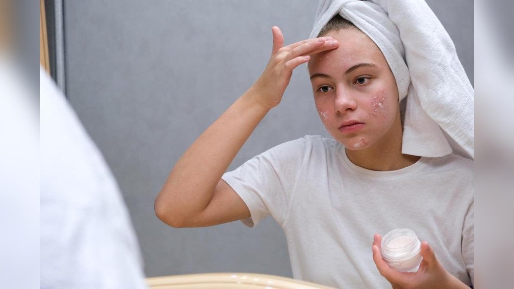 Why My Face Burns When Applying Moisturizer